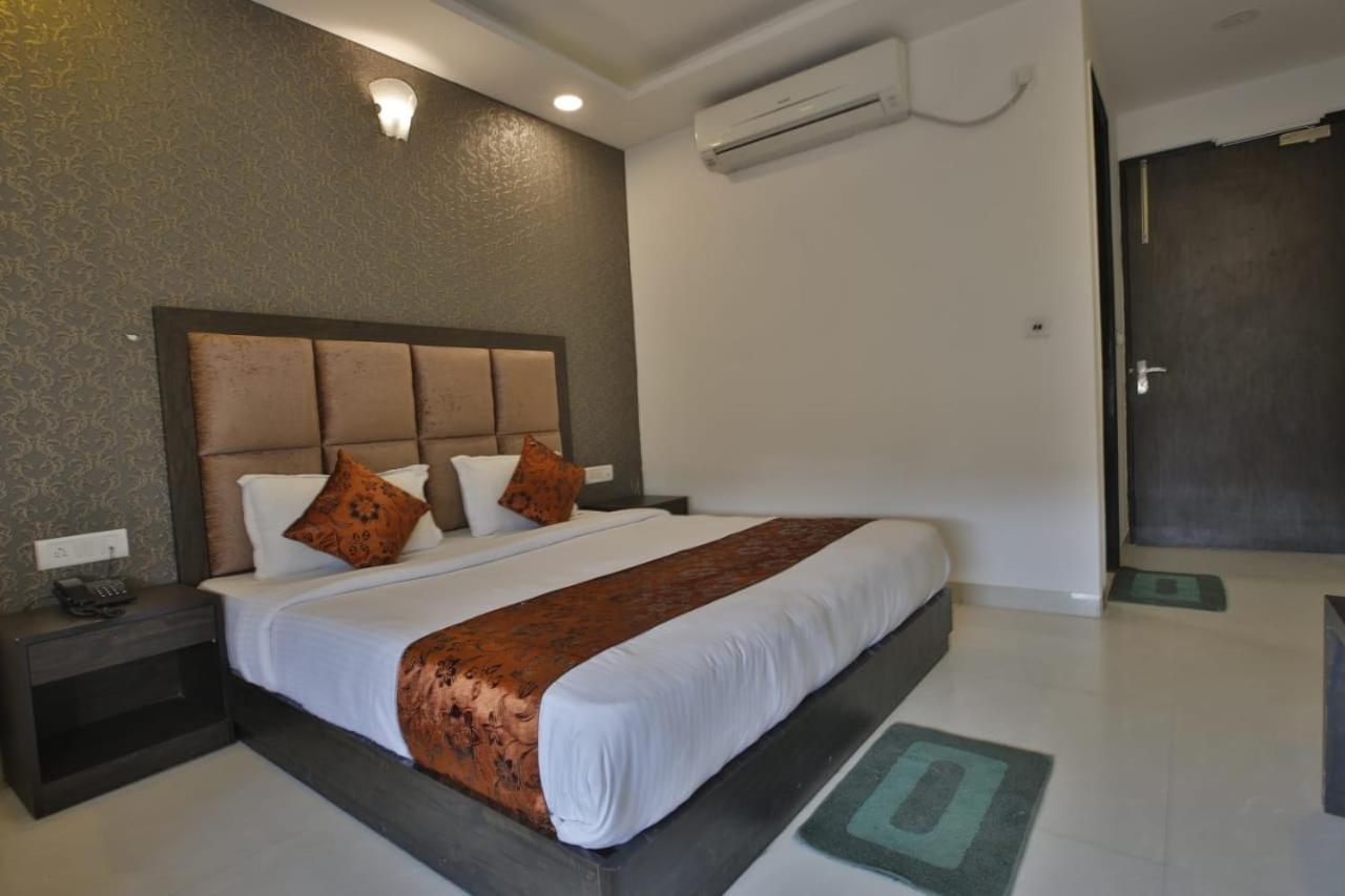 Hotel Aashiyana Inn New Delhi Exterior photo