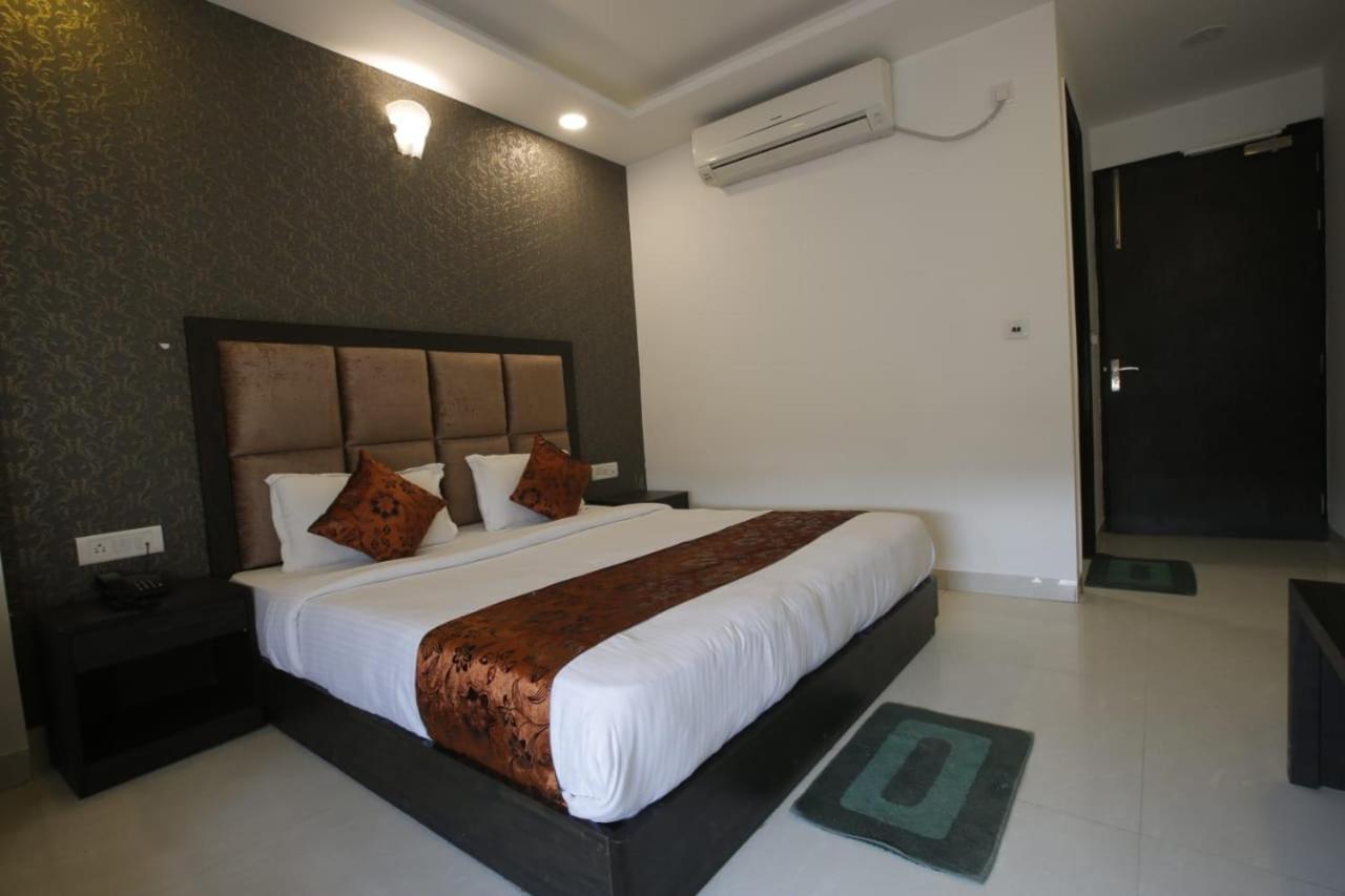 Hotel Aashiyana Inn New Delhi Exterior photo