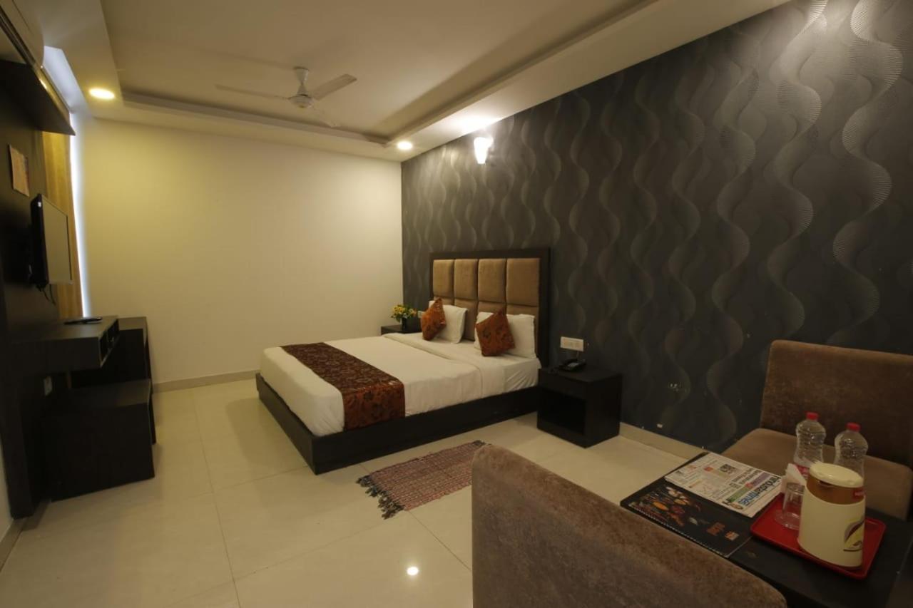 Hotel Aashiyana Inn New Delhi Exterior photo